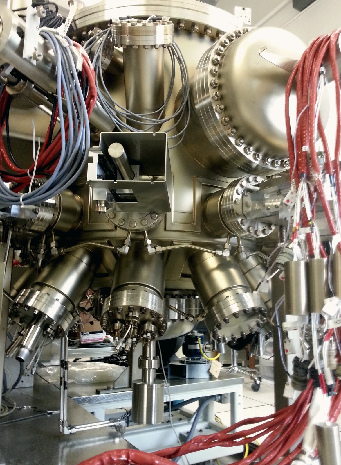 Molecular Beam Epitaxy chamber used to grow the energy-sorting barrier layer at atomic precision